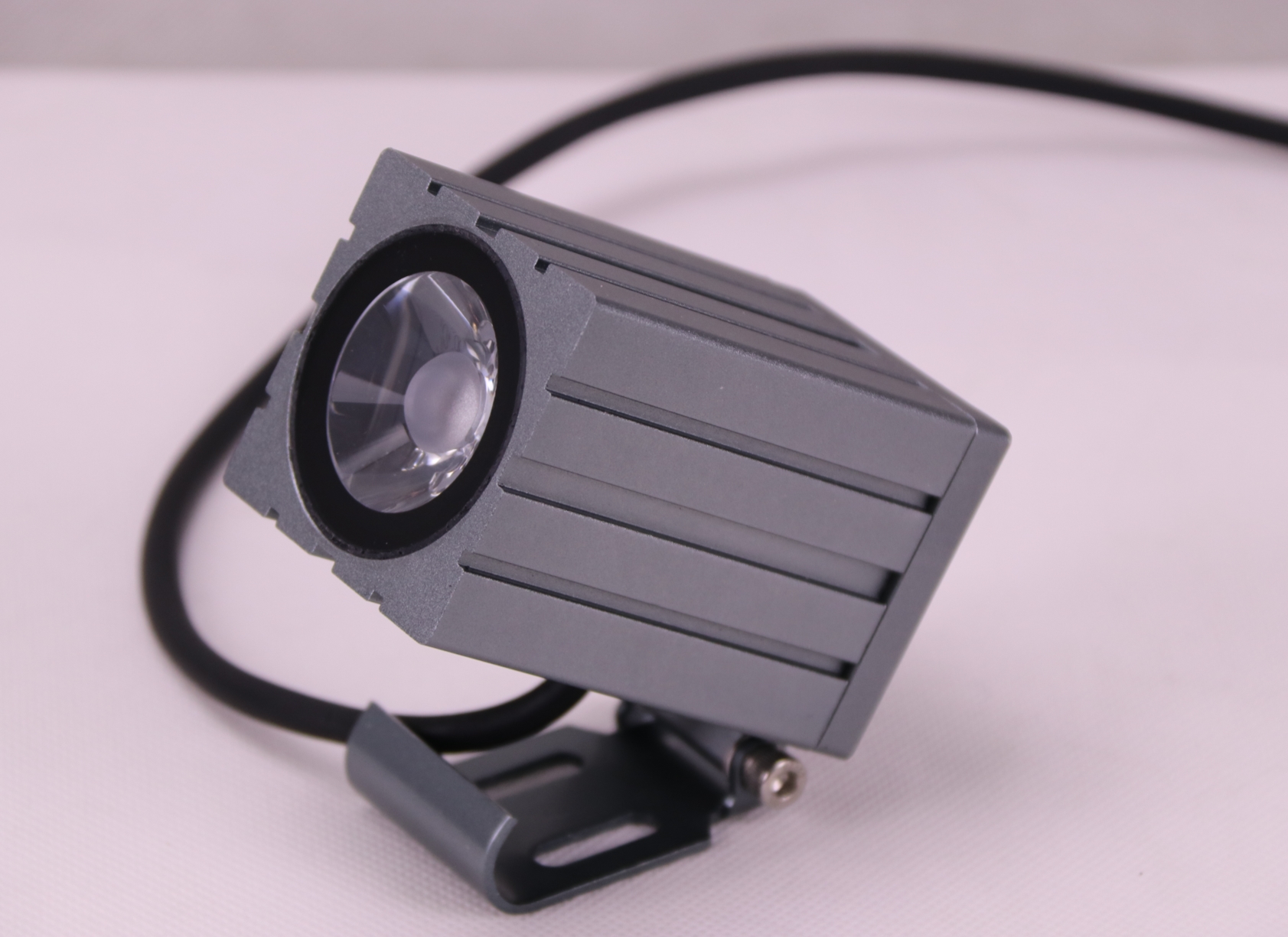 LED投光燈該如何安裝？